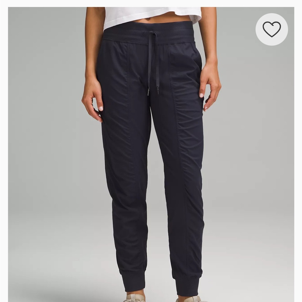 lululemon athletica Black Dance Studio Mid-Rise Jogger
Women’s sz 4